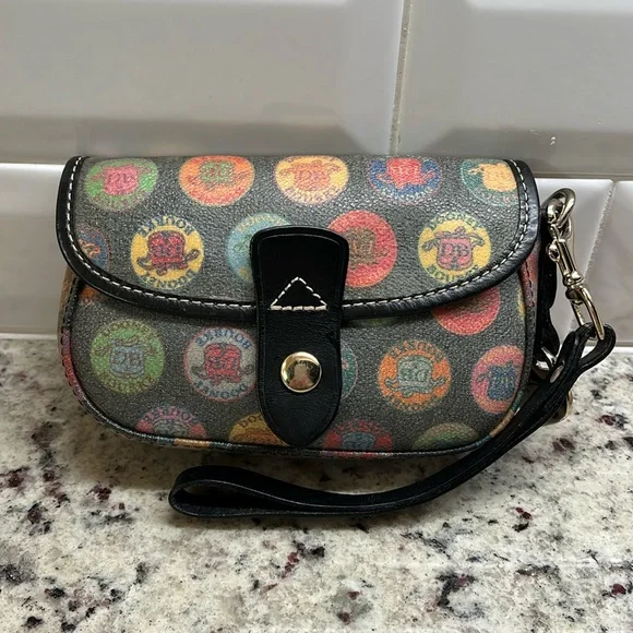 Dooney & Bourke Wristlet EUC - Picture 1 of 10